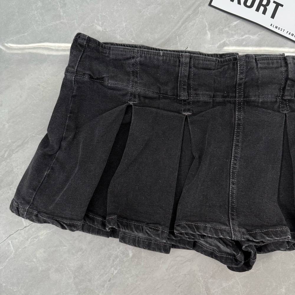 Women’s Almost Famous Pleated Black Denim Mini Skort Skirt Y2K Grunge Size Large - Picture 2 of 12